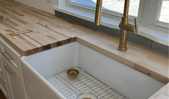 19 Traymore St, Charlestown, RI 02813