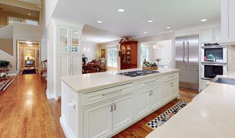 12 Lyndenwood Dr, Brookfield, CT 06804