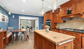 15 Queens Ln, Darien, CT 06820