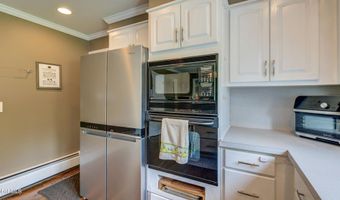 4 Fairway Ct, Albany, NY 12208