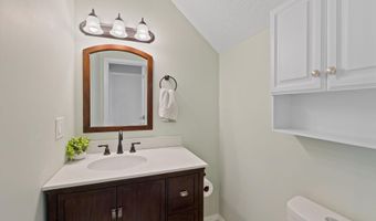 2 Roundhouse Rd 2, Bourne, MA 02532