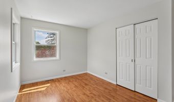 327 Oakwood Dr, Antioch, IL 60002