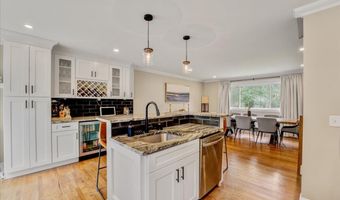 537 Roxbury Rd, Belford, NJ 07718