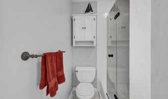 8 Lakeview Rd, Brookfield, CT 06804