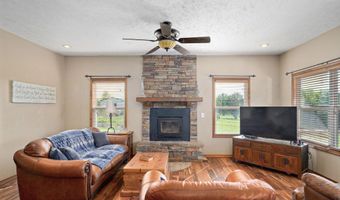 8404 Fossilsaurus Ln, Ash Grove, MO 65604
