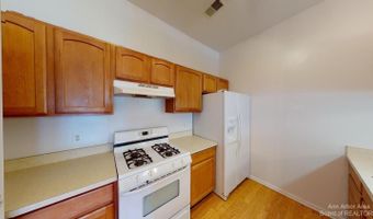 2795 S Knightsbridge Cir, Ann Arbor, MI 48105