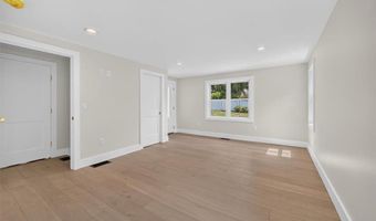 61 Applegate Rd, Cranston, RI 02920
