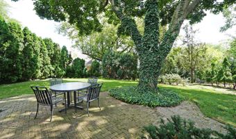 3229 N Volz Dr E, Arlington Heights, IL 60004