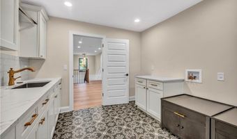 690 Club Dr W, Aurora, OH 44202