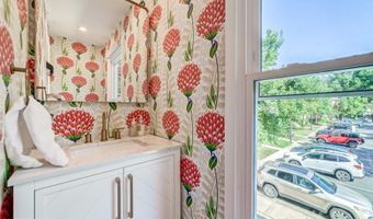 8 CARRIAGE HOUSE Cir, Alexandria, VA 22304