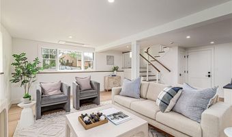 8 Kerins Ter, Newport, RI 02840