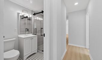 4390 LORCOM Ln 410, Arlington, VA 22207