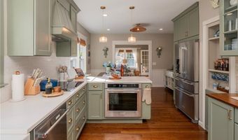 26 Vernon Ave, Newport, RI 02840