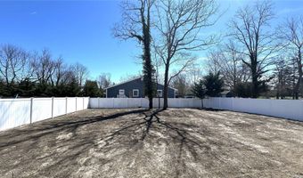 206 Middle Rd, Blue Point, NY 11715
