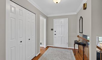 8024 GARLOT Dr, Annandale, VA 22003