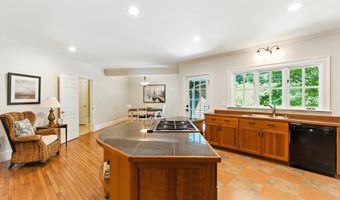 9 Scitterygussett Dr, Falmouth, ME 04105