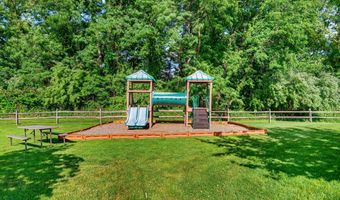 103 Larson Dr 103, Danbury, CT 06810
