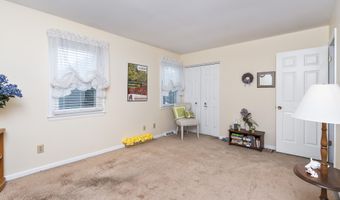 232 Point Of Woods Dr, Albany, NY 12203