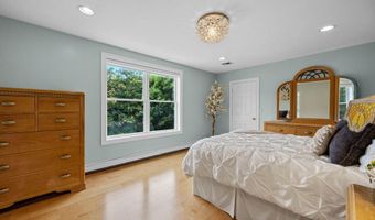 29 Weatherdeck Dr, Bourne, MA 02532