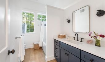 72 Summerfield Ln, Middletown, RI 02842