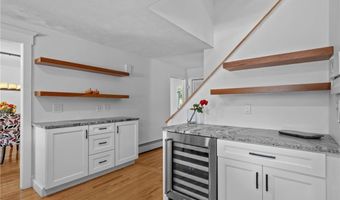 24 GREENWOOD Ln, Lincoln, RI 02865