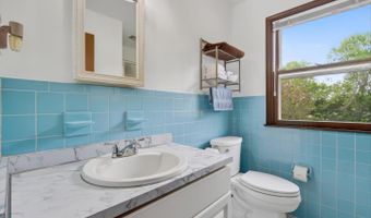 114 W SAVANNAH Dr, Bear, DE 19701
