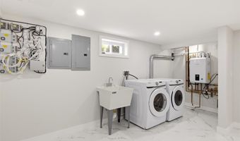 109 Nassau Dr, Albertson, NY 11507