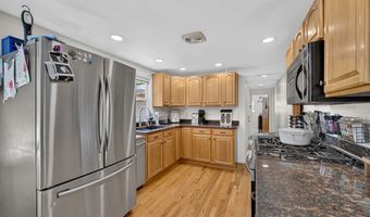 26 Algerine St, Berkley, MA 02779