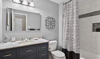 8024 GARLOT Dr, Annandale, VA 22003