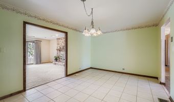 1410 W Lexington Dr, Arlington Heights, IL 60004