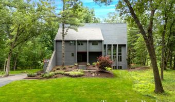 410 Greentree Ln NE, Ada, MI 49301