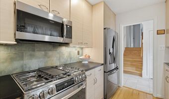 8906 TRANSUE Dr, Bethesda, MD 20817