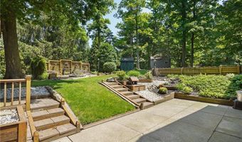 240 S Park Dr, Aurora, OH 44202