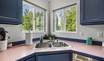 7821 Charlotte Cir, Anchorage, AK 99502
