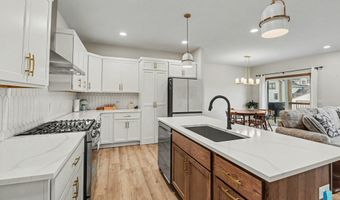 1001 S Moonlight Cir, Brandon, SD 57005