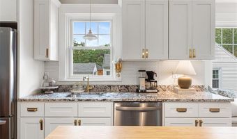 15 Berwick Pl, East Providence, RI 02916