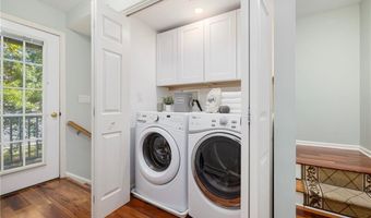 231 Maple Ave 204, Newport, RI 02840