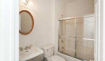 4 Hilander Dr, Albany, NY 12211