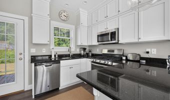 2 Kings Pine Ln, Arundel, ME 04046