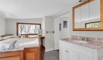 1 Mohawk Trl, Narragansett, RI 02882