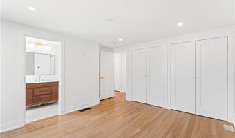 7 Carpenter Ave, Barrington, RI 02806