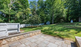 49 Old Middle Rd, Brookfield, CT 06804