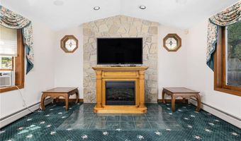 8 Meadow Ln, Coventry, RI 02816