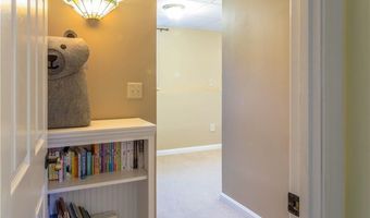 25 Algonquin Dr, Middletown, RI 02842