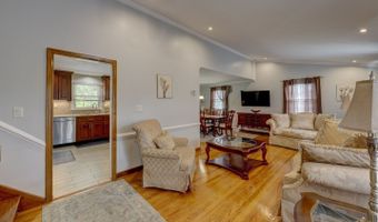 4 Lee Cir, Bloomfield, CT 06002