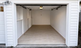 180 Dupont Pl, Bridgeport, CT 06611