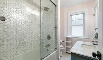 21 Bedlow Ave, Newport, RI 02840