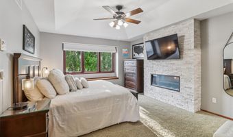 946 11th Ave SE, Altoona, IA 50009
