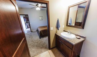1716 Miller Ln, Aberdeen, SD 57401