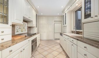4 Hunter Ave, Newport, RI 02840